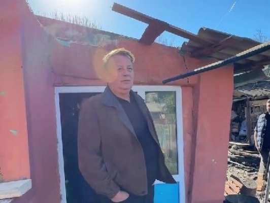 Florin Mitroi sprijină familia din satul Răzoarele care a rămas fără casă, în urma unui incendiu. Video