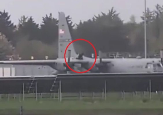 Bărbat arestat pe un aeroport, după ce s-a urcat pe o aeronavă militară americană și a lovit-o cu pumnii. Video
