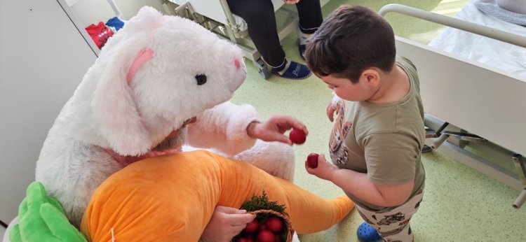 De Paște, voluntarii Asociației „Suflete deschise“ au adus bucurie în sufletele copiilor internați în spitalele din Constanța