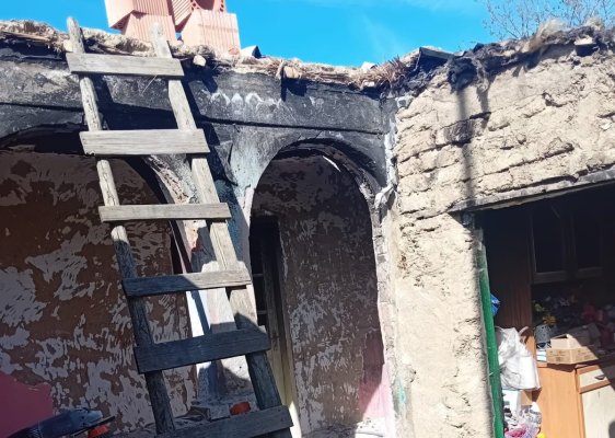 Asociația „Suflete deschise” a venit în sprijinul unei familii din satul Răzoarele care a rămas fără casă, în urma unui incendiu