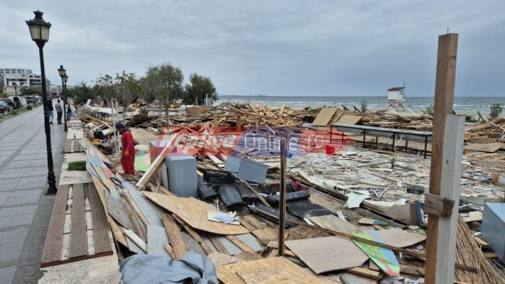Haos pe plaja din Eforie în această vară, nu există PUZ pentru ca beach barurile să poată funcționa