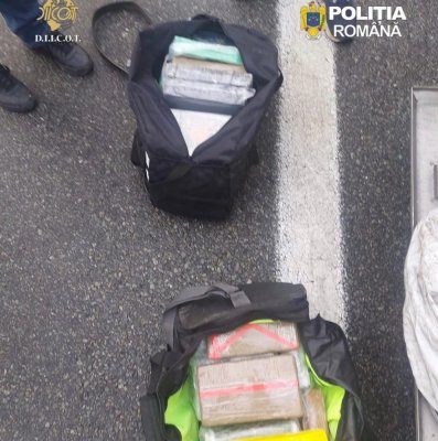 Un bărbat a fost prins în flagrant delict de polițiști în timp ce ar fi transportat 30 de kilograme de cocaină. Video