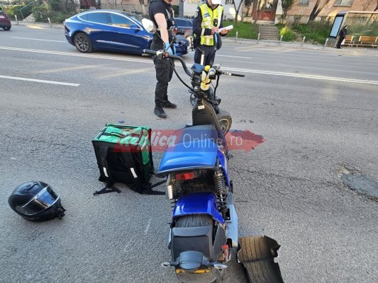 Incident în trafic, pe strada Soveja: Un bărbat a ajuns la spital, după ce a căzut de pe motoscuter. Video