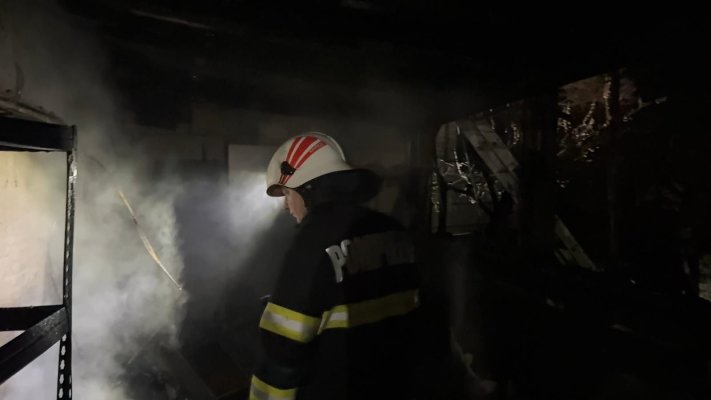 Trei pompieri, aflați în timpul liber, au ajutat la stingerea unui incendiu izbucnit la o casă din Isaccea