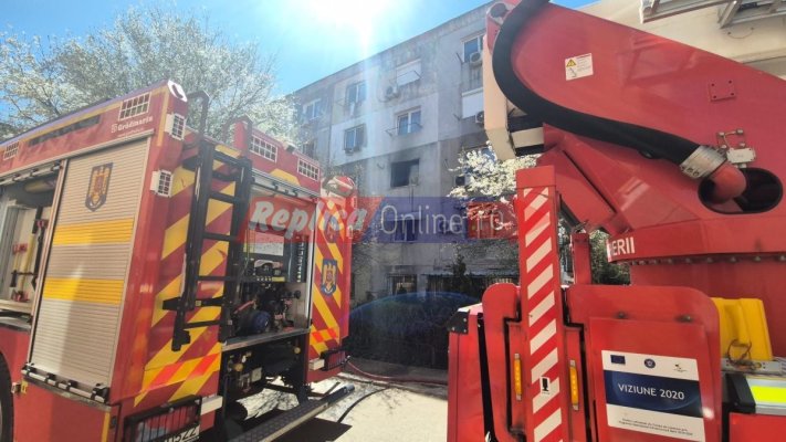 Un apartament din zona CET s-a făcut scrum! Zeci de locatari s-au autoevacuat. Video