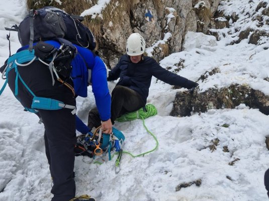 Doi turiști blocați într-o zonă greu accesibilă din Masivul Piatra Craiului au fost salvați de jandarmii montani. Video