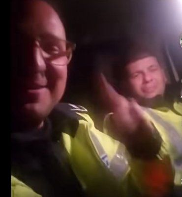 Doi polițiști s-au filmat dansând pe manele în autospeciala MAI, în timpul programului