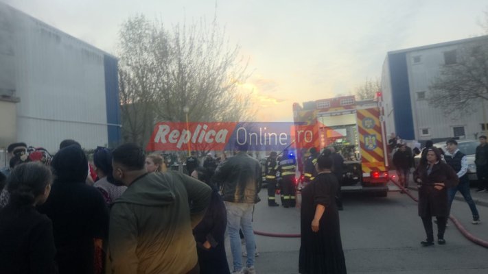 Incendiu puternic, la un bloc din cartierul Henri Coandă. Mai multe persoane au ajuns la spital, o victimă e intubată. Video