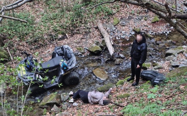 Intervenție de urgență a jandarmilor montani, după ce doi tineri au căzut cu ATV-ul 8 metri, într-un pârâu