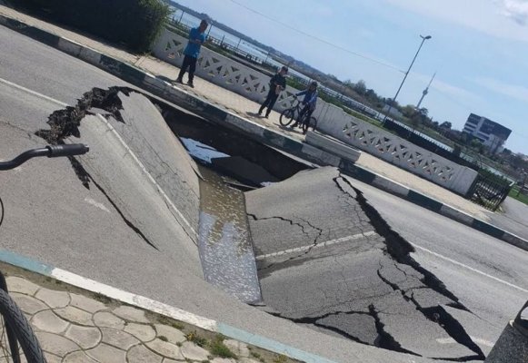 S-a surpat șoseaua din centrul orașului Techirghiol, din cauza apelor pluviale. Video