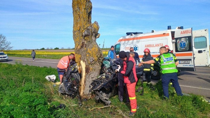 Accident rutier grav, la Amzacea! O tânără de 20 de ani este inconștientă, după ce a intrat cu mașina în pom
