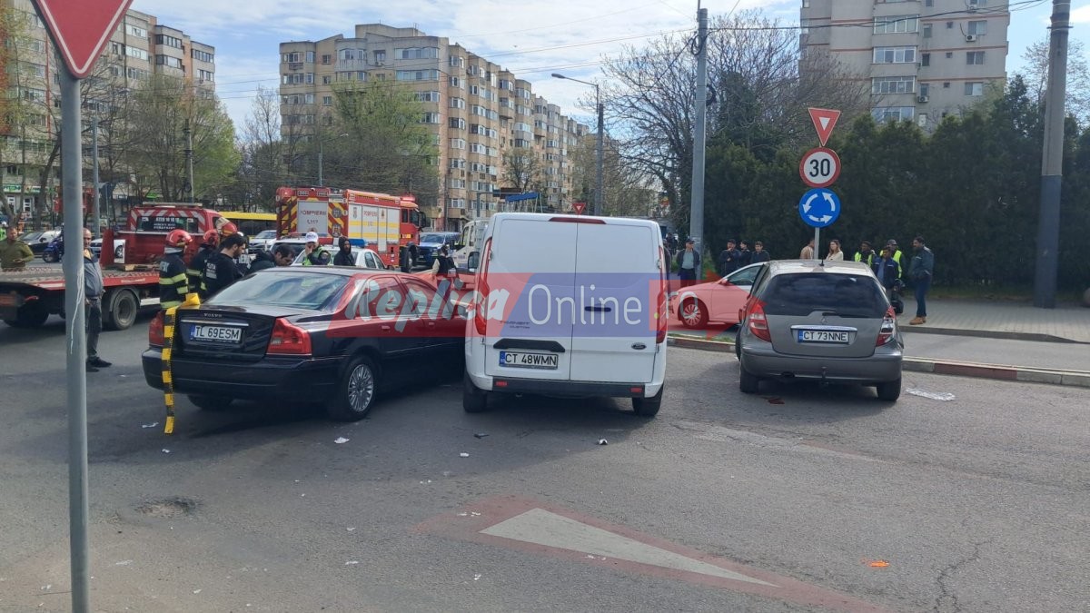 Accident rutier grav in apropiere de Supernova Constanta! 4 masini au fost implicate. Video Accident rutier grav in apropiere de Supernova Constanta! 4 masini au fost implicate. Video