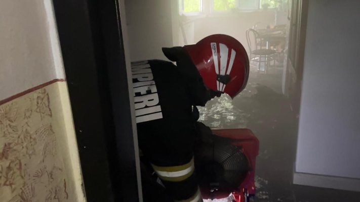 Incendiu într-un imobil din Tulcea. O femeie a fost transportată la spital. Video