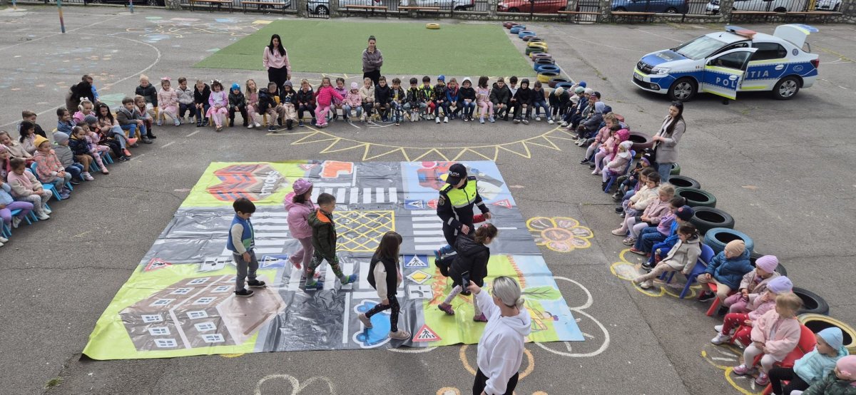 Politistii constanteni, fata in fata cu prescolarii de la Gradinita „Robotel„ Politistii constanteni, fata in fata cu prescolarii de la Gradinita „Robotel„