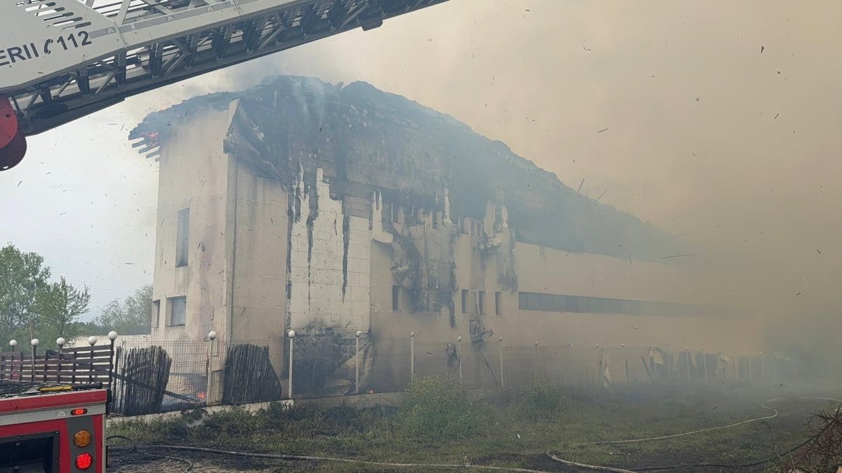 Incendiu puternic, la o pensiune din Tulcea. Flacarile s-au extins la un imobil vecin. Video