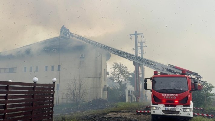 Incendiu puternic, la o pensiune din Tulcea. Flăcările s-au extins la un imobil vecin. Video