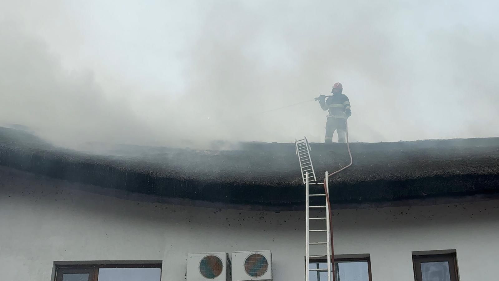 Incendiu puternic, la o pensiune din Tulcea. Flacarile s-au extins la un imobil vecin. Video