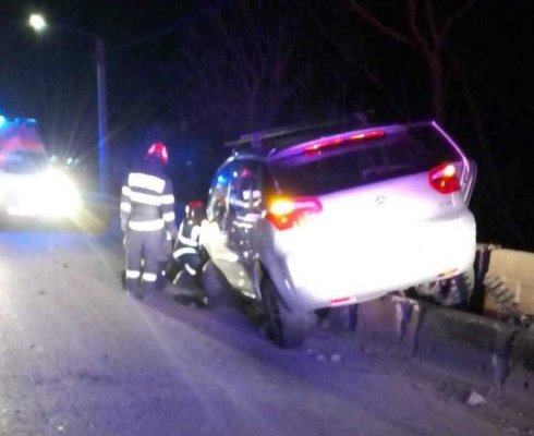 Trei bărbaţi, transportaţi la spital după ce maşina în care se aflau a intrat într-un podeţ