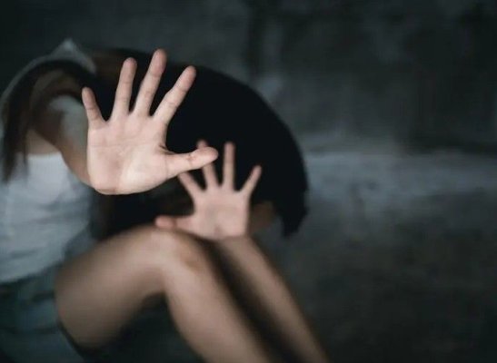 O tânără de 19 ani a fost răpită de pe stradă de o femeie care credea că este amanta soțului