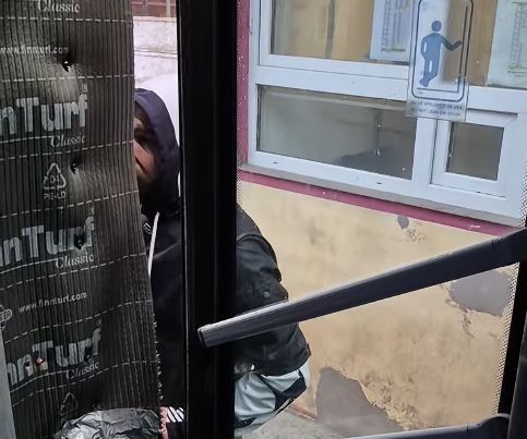 Nu ne mai revenim! Un calator a fost la un pas sa bata un sofer CT BUS, dupa ce a incercat sa-l dea jos din autobuz. Video
