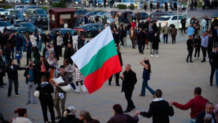 Bulgarii încearcă azi, pentru a opta oară în ultimii cinci ani, să spargă blestemul coalițiilor eșuate