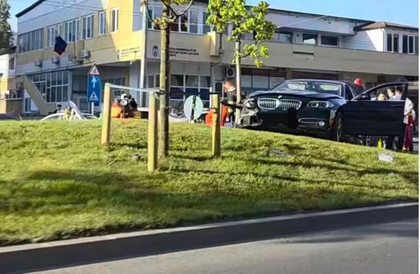 Trei minori aflați pe un scuar au fost loviți în București de o mașină implicată într-o coliziune cu un alt autoturism