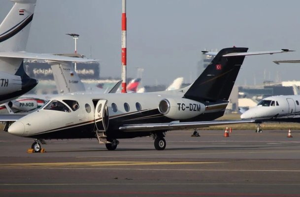 Sfânta Lumină ajunge în România, din zona de război, cu un avion privat de lux