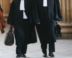 Un tânăr de 23 de ani s-a dat drept avocat și a păcălit două persoane cu aproape 50.000 de lei. Cum își racola clienții