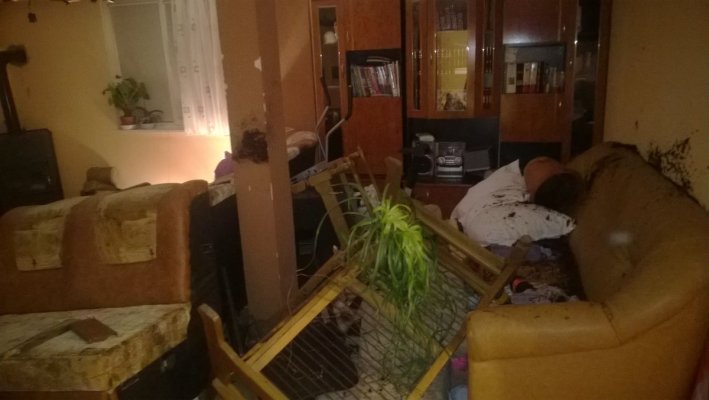 Capcana din spatele chilipirurilor: O femeie a fost atacată în propria casă  de cea  de la care voia să cumpere haine