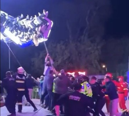 Momente de groază la Caransebeș: tineri blocați cu capul în jos într-un carusel defect. Video