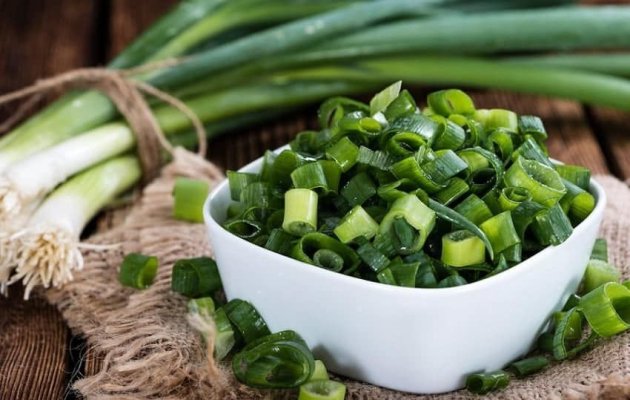 Beneficiile neașteptate ale consumului de ceapă verde. Efectul pe care îl au asupra trigliceridelor