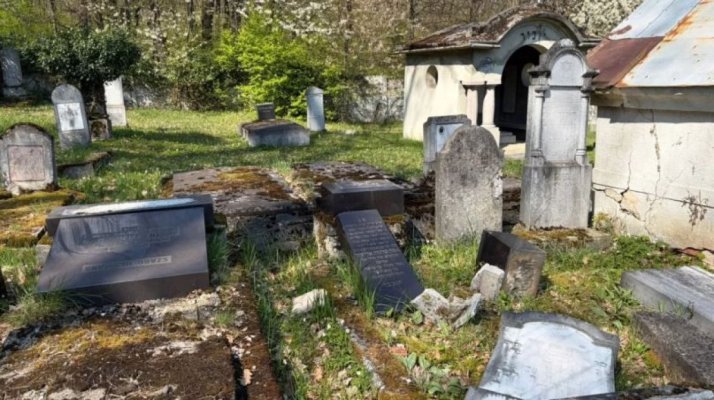 Ambasada Israelului în România a tras un semnal de alarmă, după profanarea Cimitirului Evreiesc din Reghin
