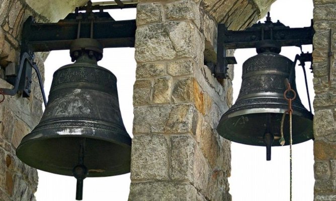 Un bărbat a fost rănit grav, în noaptea de Înviere, după ce clopotul unei biserici s-a desprins și l-a lovit în cap
