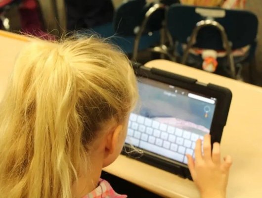 Şcolile din Los Angeles stabilesc limite pentru timpul petrecut de copii în faţa ecranelor în clase