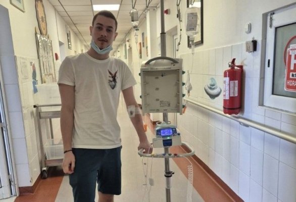 O șansă la viață pentru David: Un adolescent de 17 ani are nevoie de noi să învingă leucemia  