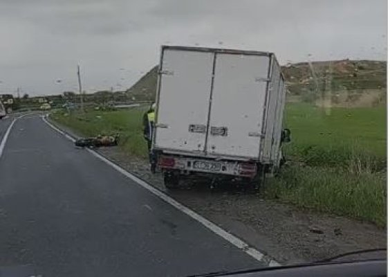 Accident rutier în satul Piatra! Un camion a intrat în coliziune cu o motocicletă. Video