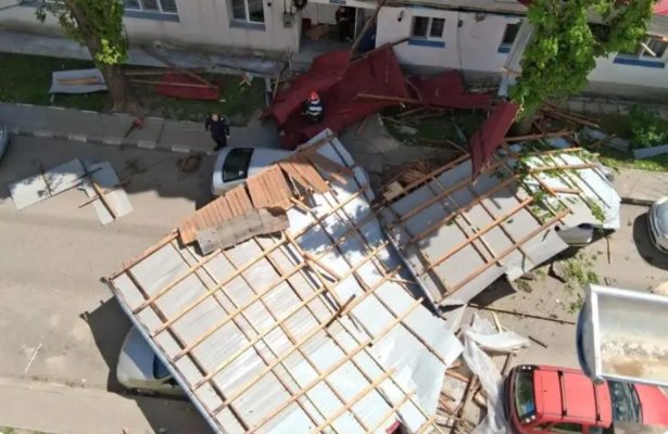 Un bărbat a murit după ce acoperișul unui bloc a căzut peste el! Video
