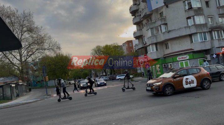 Distracție periculoasă în centrul Constanței. Mai mulți minori făceau slalom printre mașini cu trotinele electrice. Video