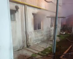 Incendiu într-un apartament situat la parterul unui bloc. Cele două persoane aflate în locuinţă au decedat