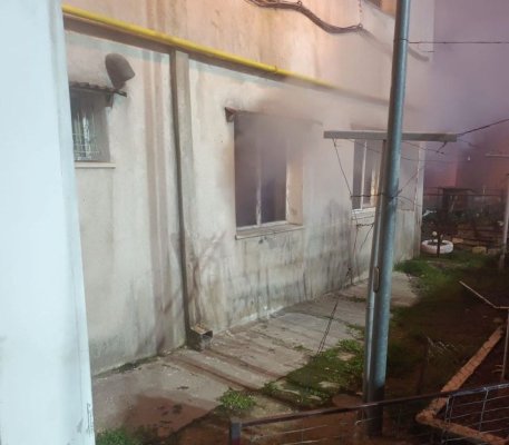 Incendiu într-un apartament situat la parterul unui bloc. Cele două persoane aflate în locuinţă au decedat
