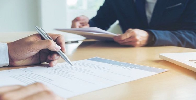România este pe ultimul loc la locurile de muncă vacante. Tinerii vor cu disperare să aibă un job