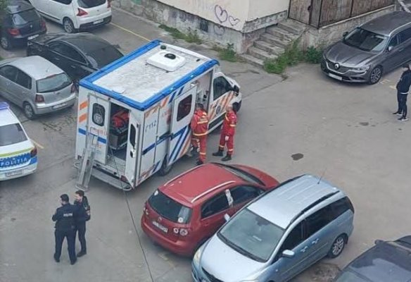 Femeia care a căzut de la etaj în zona CET, în timp ce spăla geamurile, a intrat în comă