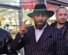 Îmbrăcat în Peaky Blinders, un român vrea să câștige în alegerile locale din Birmingham. Video 