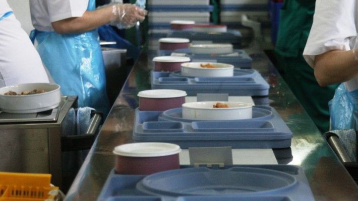 Un spital din România verifică angajații la plecare acasă. Furau mâncarea pacienților