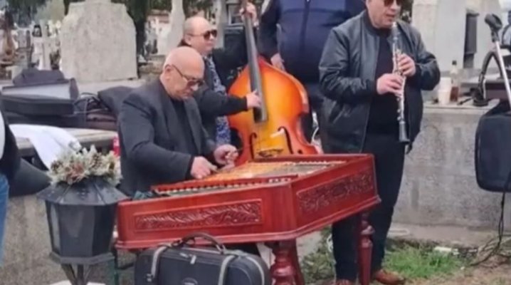 Imagini incredibile în Giurgiu: concert în cimitir, printre morminte, cu dedicații pentru răposați. Video