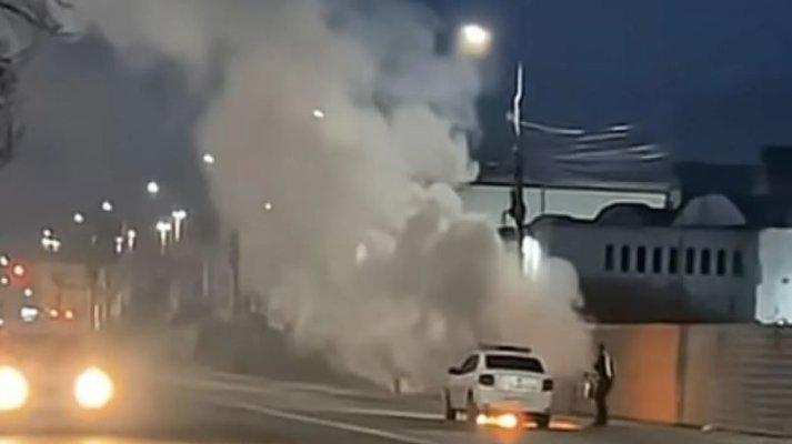 O mașină de poliție a luat foc, pe o stradă din Iași. Video