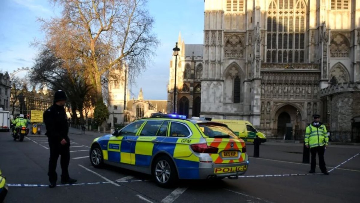 Doua persoane au fost ranite in urma unui atac cu cutitul la Londra. Suspectul a fost retinut