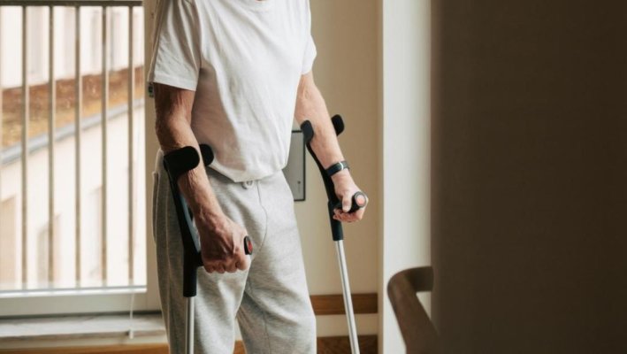 Crimă șocantă în București: un bărbat de 86 de ani și-a ucis iubita mult mai tânără, cu o cârjă