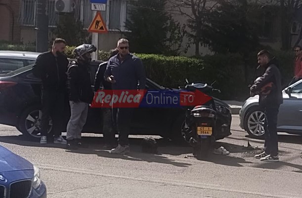 Accident rutier, în fața shaormeriei „Foarte Tare“! Un scuterist a fost lovit de o mașină. Video 