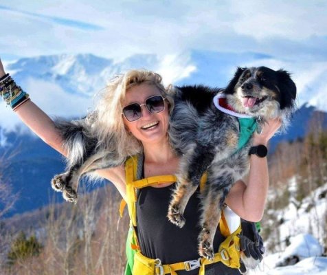 Povestea influenceriței din România care și-a schimbat viața la 37 de ani. A plecat din țară cu 1000 de euro și un cățel adoptat